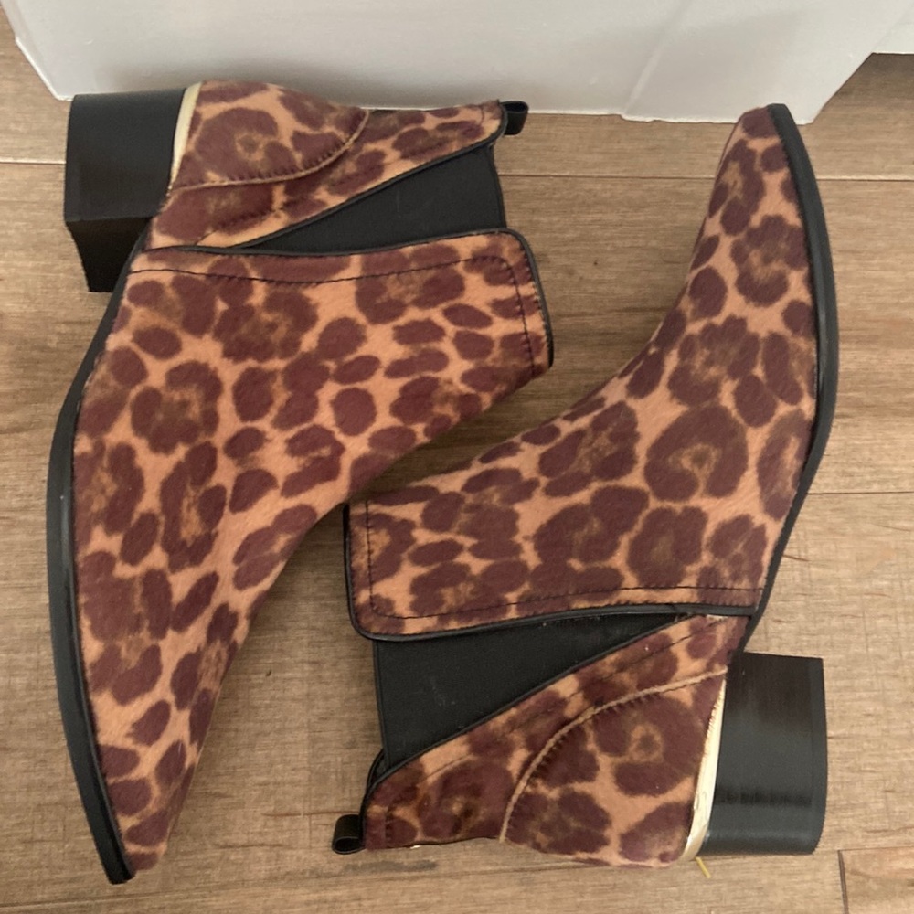 Nine West faux fur leopard pointy booties, size 8